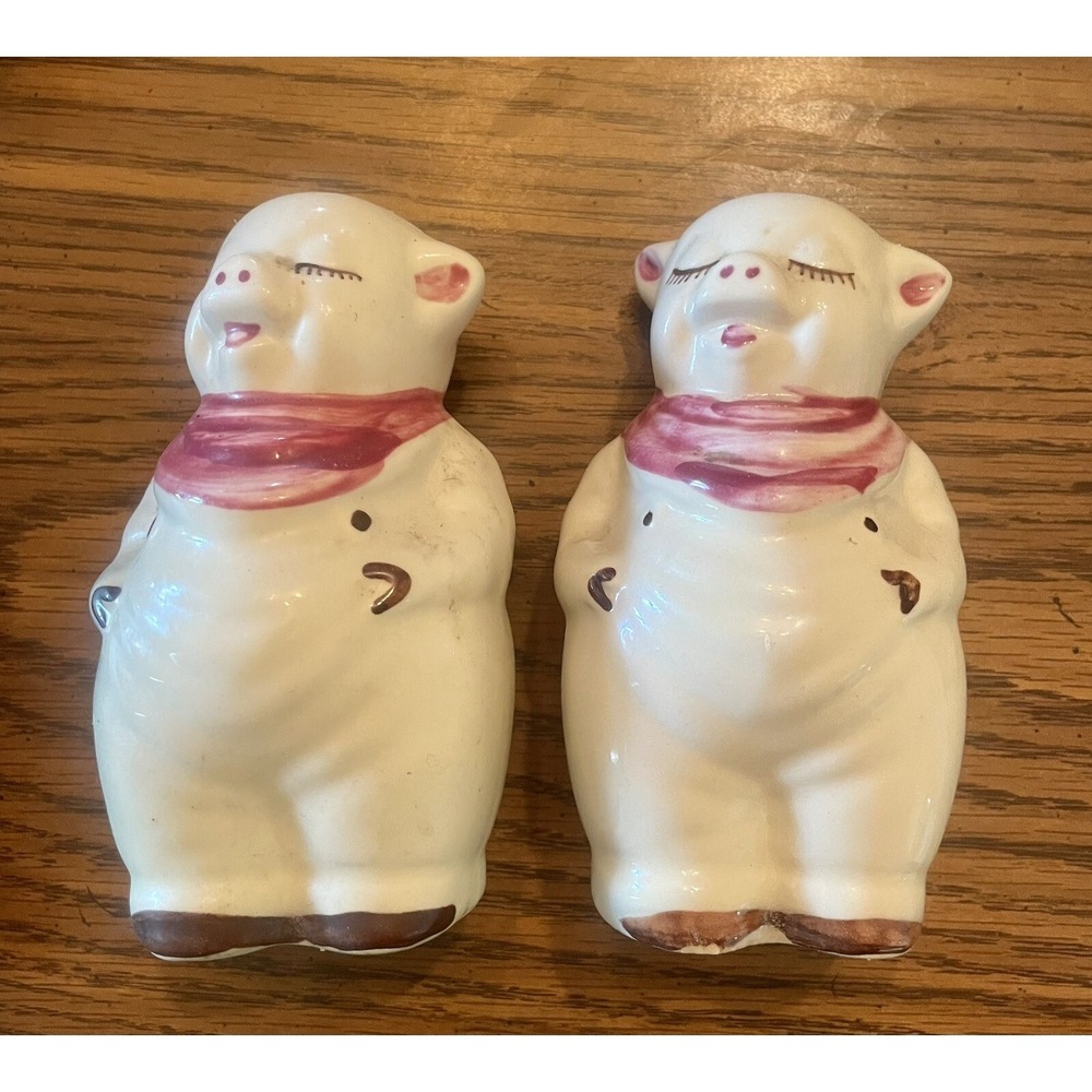 Vintage Shawnee Pottery USA Smiley Pig Peach Bib Salt & Pepper Shakers